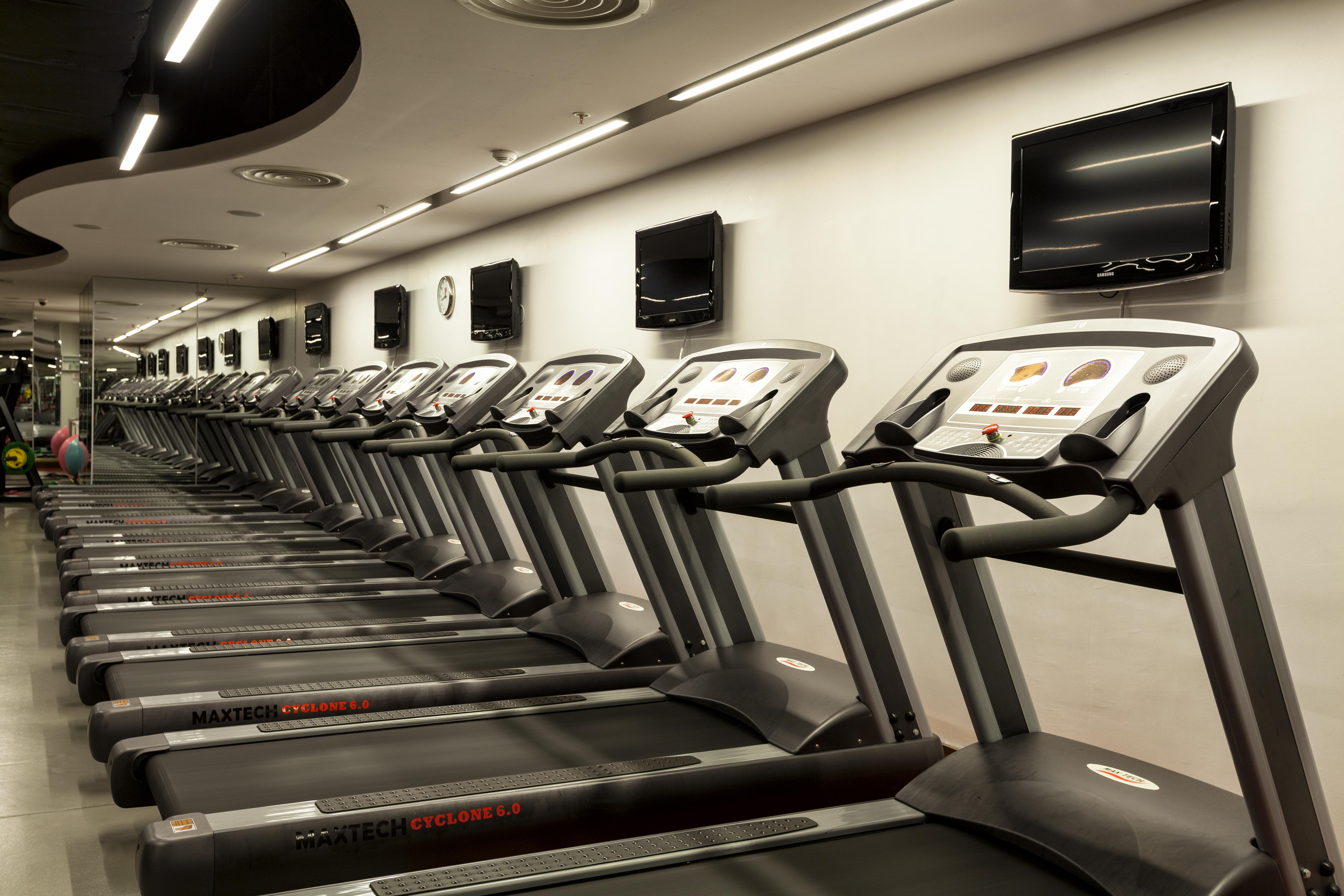 Hotel Ramada Plaza By Wyndham Izmit Kocaeli Exterior foto A row of treadmills
