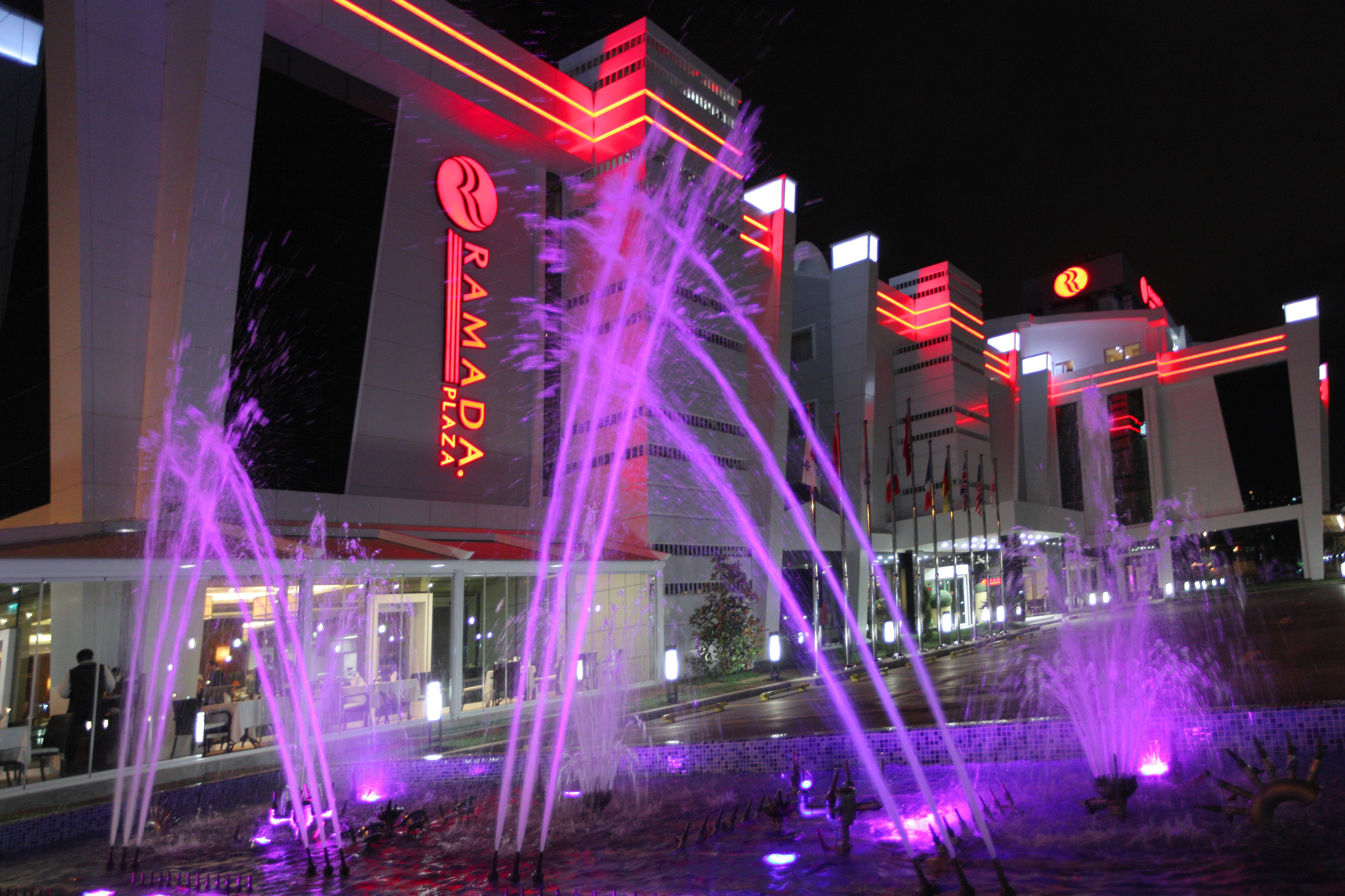 Hotel Ramada Plaza By Wyndham Izmit Kocaeli Exterior foto Fountains at the hotel