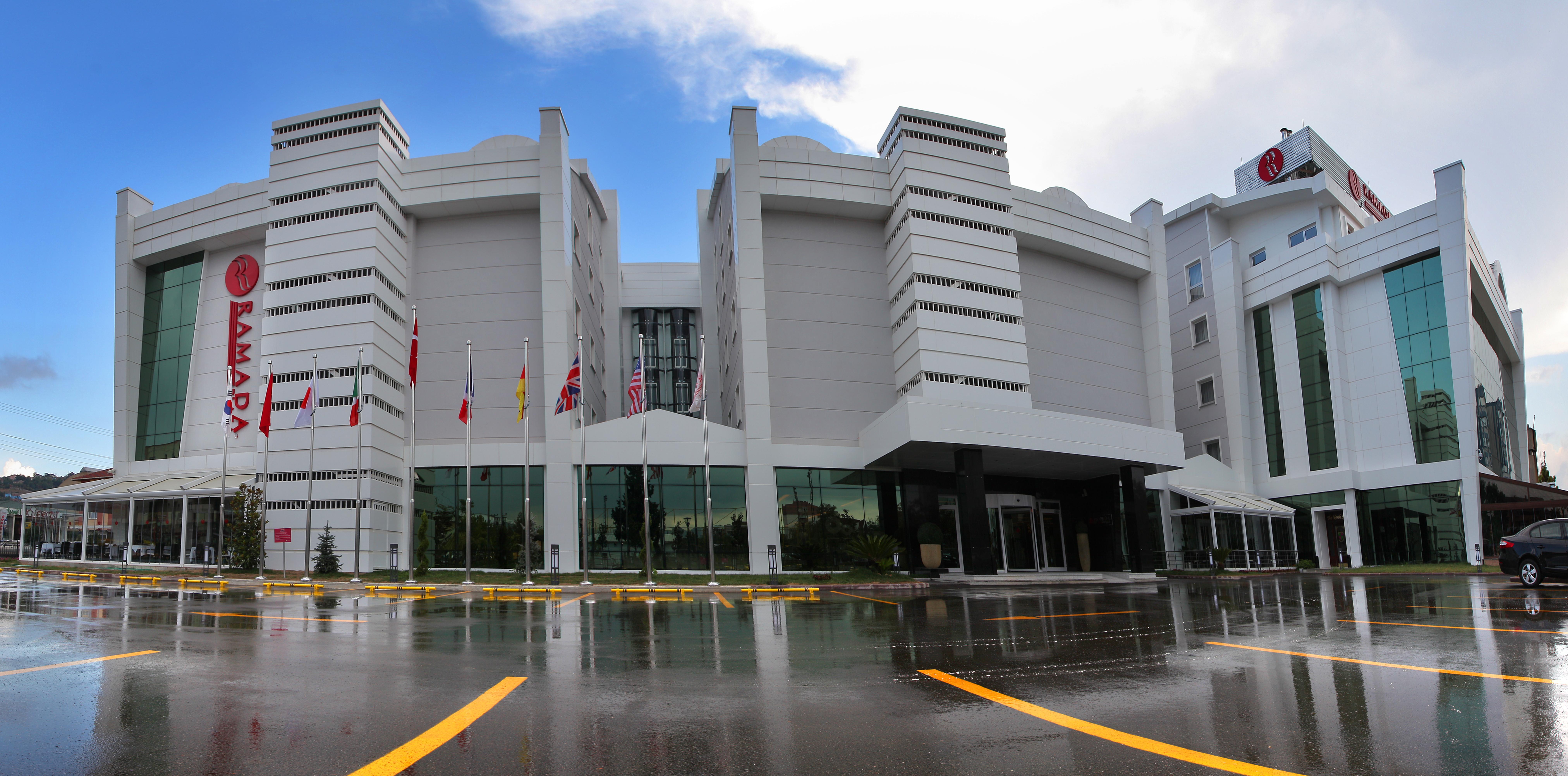 Hotel Ramada Plaza By Wyndham Izmit Kocaeli Exterior foto The hotel's main entrance