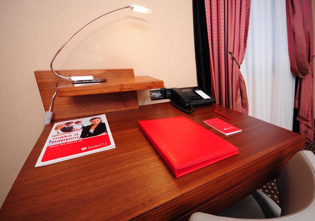 Hotel Ramada Plaza By Wyndham Izmit Kocaeli Exterior foto A typical hotel room desk