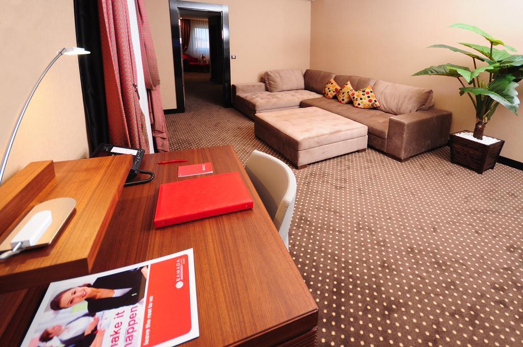 Hotel Ramada Plaza By Wyndham Izmit Kocaeli Exterior foto A suite at the hotel