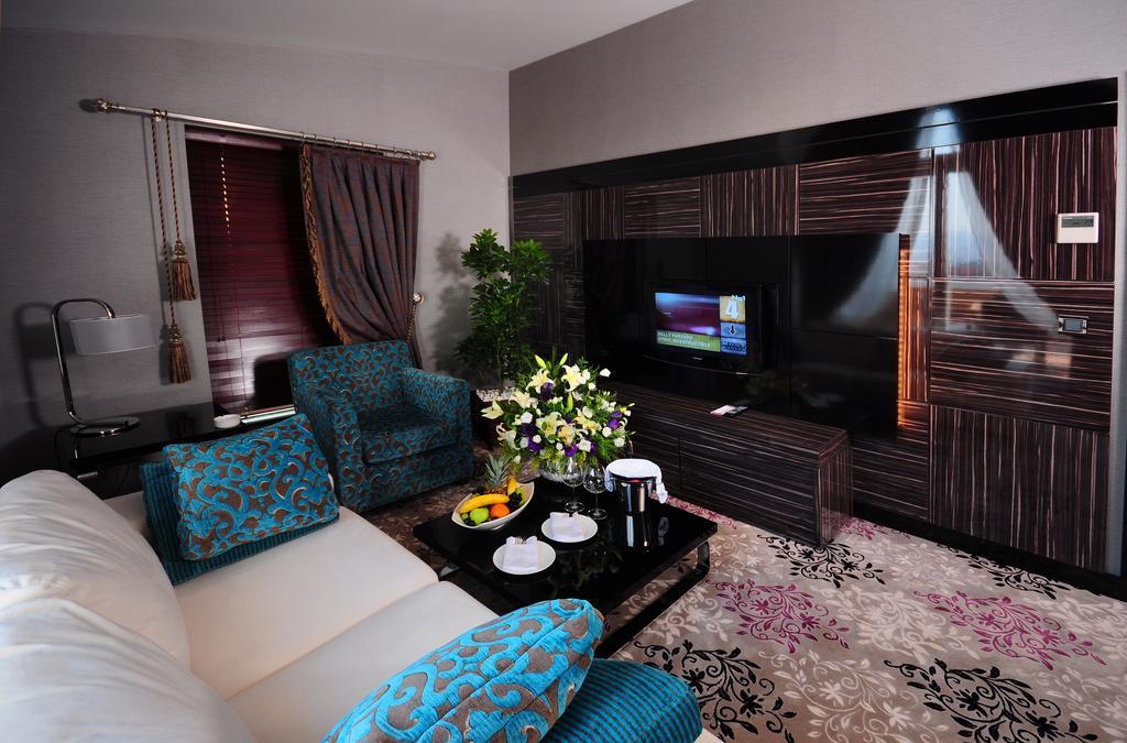 Hotel Ramada Plaza By Wyndham Izmit Kocaeli Habitación foto A living room