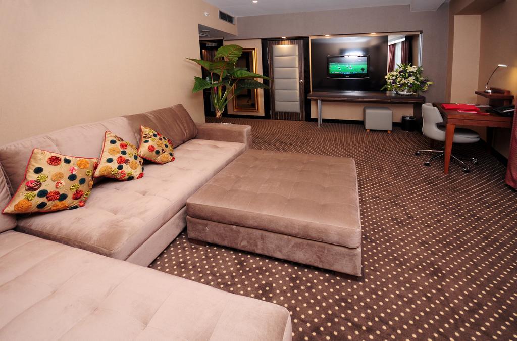 Hotel Ramada Plaza By Wyndham Izmit Kocaeli Exterior foto A suite at the hotel