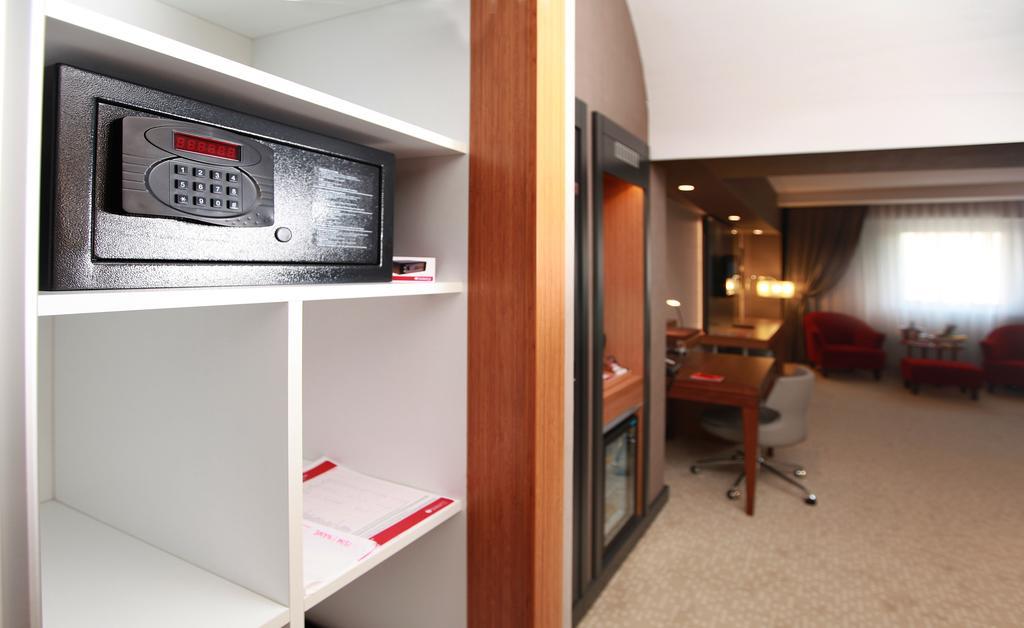 Hotel Ramada Plaza By Wyndham Izmit Kocaeli Exterior foto A safe in a hotel room