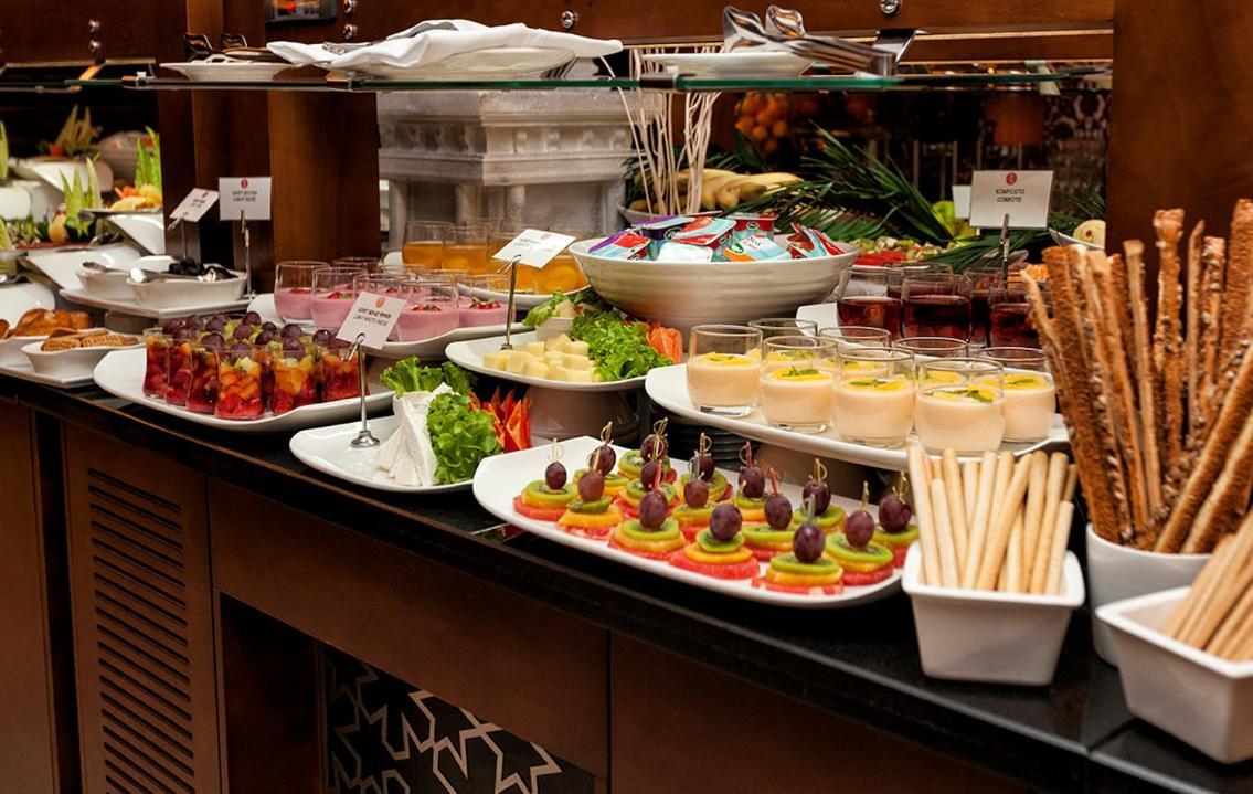 Hotel Ramada Plaza By Wyndham Izmit Kocaeli Exterior foto A buffet