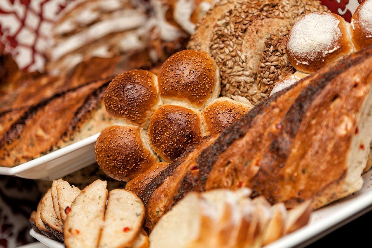 Hotel Ramada Plaza By Wyndham Izmit Kocaeli Exterior foto Assorted breads